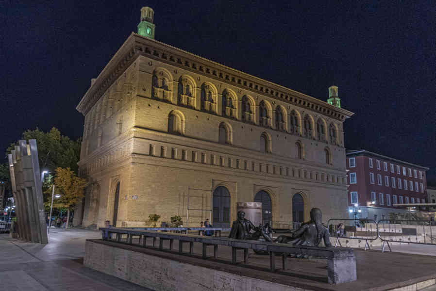 Zaragoza 050 - La Lonja.jpg